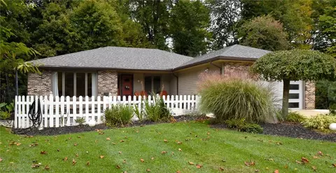 12100 Lyndway Dr, Valley View, OH 44125