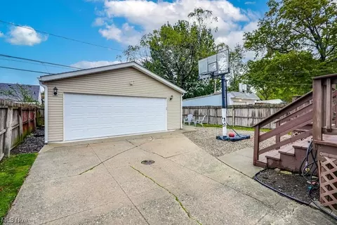6914 Gerald Ave, Parma, OH 44129 photo 3