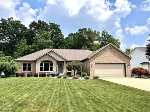 2101 Oakwood St, Girard, OH 44420