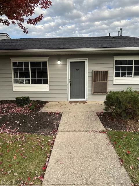 27069 Oakwood Cir #122W, Olmsted Twp, OH 44138