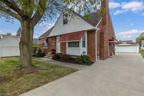 8006 W Ridgewood Dr, Parma, OH 44129