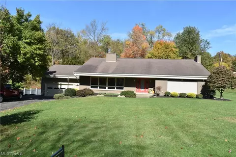 1956 Melbourne Dr, Coshocton, OH 43812