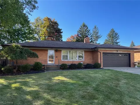 952 E Parkhaven Dr, Seven Hills, OH 44131 photo 1