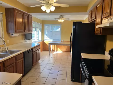 952 E Parkhaven Dr, Seven Hills, OH 44131 photo 5