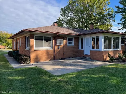 952 E Parkhaven Dr, Seven Hills, OH 44131 photo 3