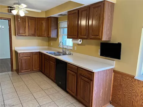 952 E Parkhaven Dr, Seven Hills, OH 44131 photo 4