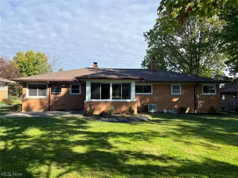 952 E Parkhaven Dr, Seven Hills, OH 44131 photo 2