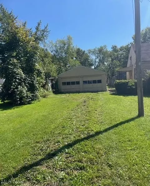 523 Delaware Ave, Elyria, OH 44035 photo 2