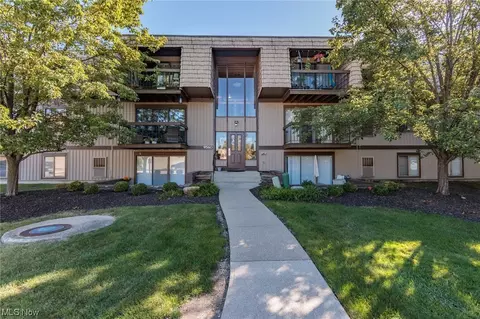 9560 Cove Dr #E3, North Royalton, OH 44133