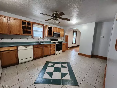 151 Perry St, Struthers, OH 44471 photo 6