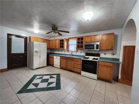 151 Perry St, Struthers, OH 44471 photo 5