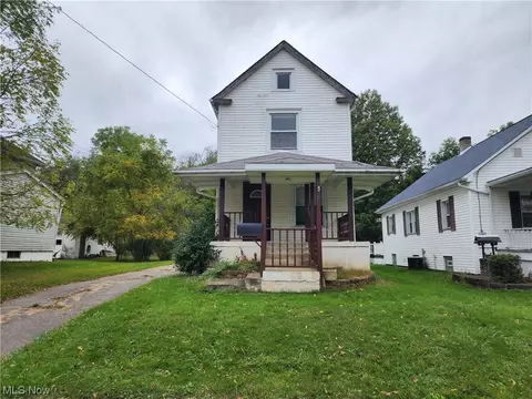 151 Perry St, Struthers, OH 44471 photo 2