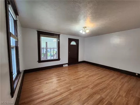 151 Perry St, Struthers, OH 44471 photo 4
