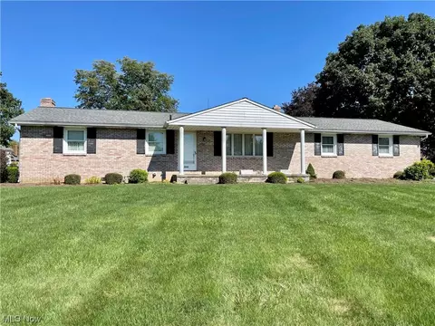 5267 Glenoak Dr NE, Louisville, OH 44641