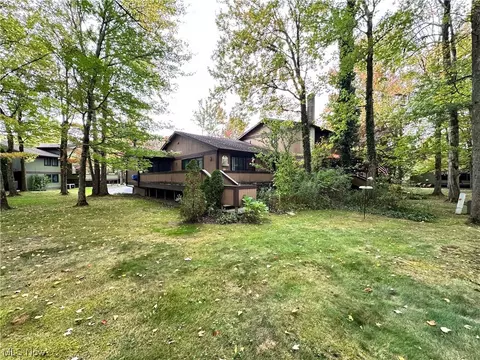 17619 Walnut Trl, Chagrin Falls, OH 44023