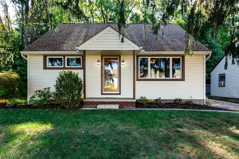 2798 Springfield Lake Dr, Akron, OH 44312