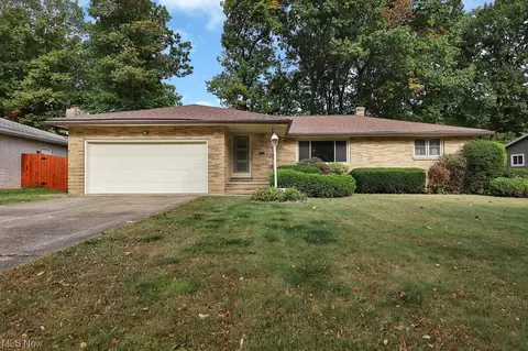 923 E Parkleigh Dr, Seven Hills, OH 44131