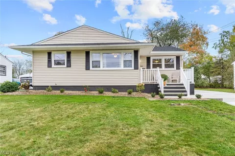 1161 Doris Dr, Hubbard, OH 44425