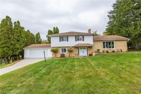 17379 S Meadowpark Dr, Walton Hills, OH 44146