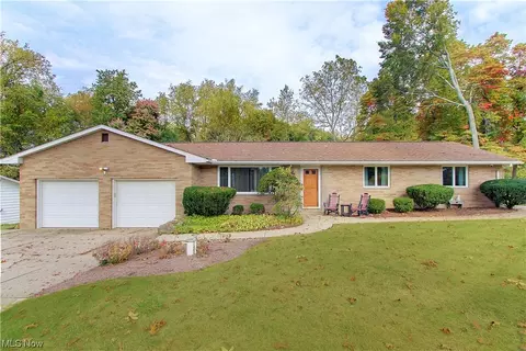 1351 Applegrove St NE, Canton, OH 44721