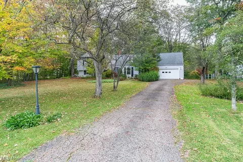 100 Maple Hill Dr, Chagrin Falls, OH 44022
