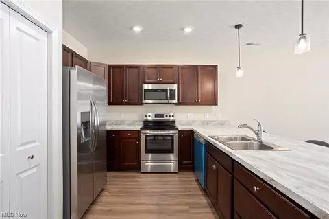 246 Silver Spring Cir, Elyria, OH 44035 photo 7