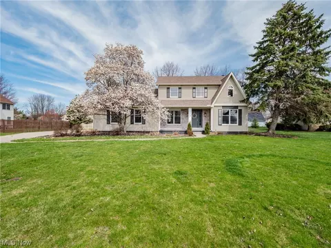 609 Wellesley Cir, Avon Lake, OH 44012