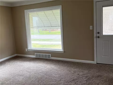 5537 Thomas St, Maple Heights, OH 44137 photo 5