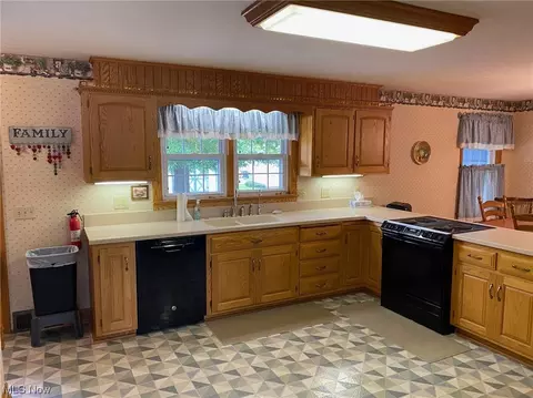 122 Glenview Ave, Dover, OH 44622 photo 3