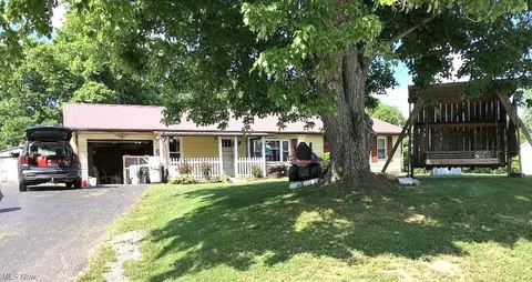 6827 Veto Rd, Belpre, OH 45714