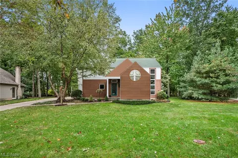 527 Rockwood Ct, Avon Lake, OH 44012