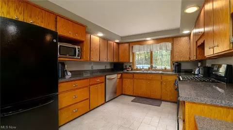 301 Perry Dr NW, Canton, OH 44708 photo 17