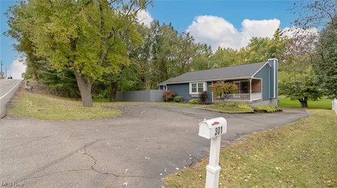 301 Perry Dr NW, Canton, OH 44708 photo 2
