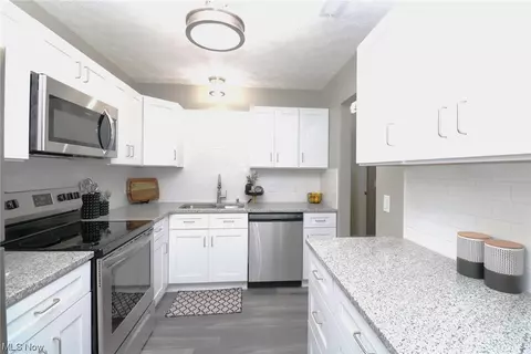 897 Kirkwall Dr, Akron, OH 44321 photo 13