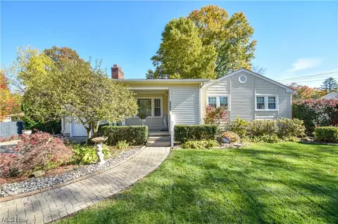 3300 Briarwood Ln, Youngstown, OH 44511