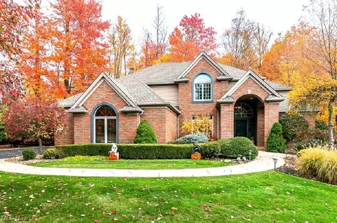 17250 Red Fox Trl, Chagrin Falls, OH 44023