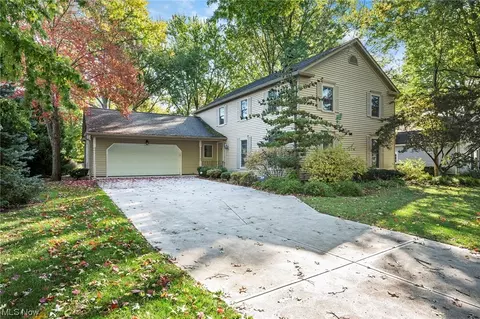 579 Brooke Ln, Bay Village, OH 44140