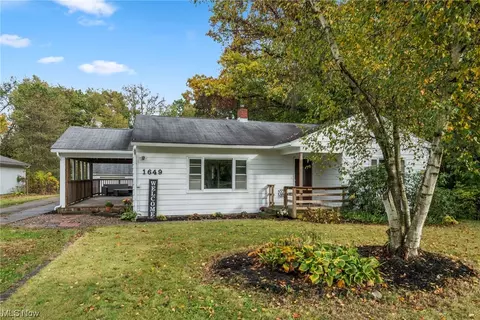 1649 Acoma Dr, Akron, OH 44306