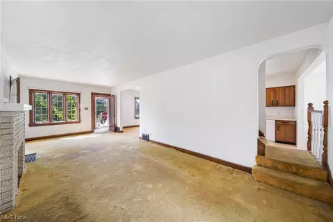 245 E 211th St, Euclid, OH 44123 photo 5