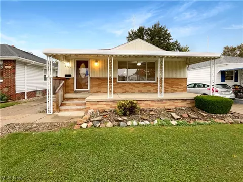 2822 Center Dr, Parma, OH 44134