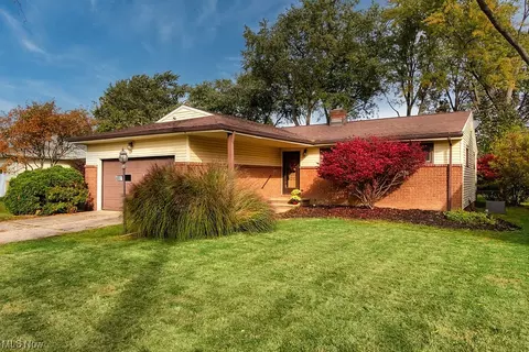 4897 S Sedgewick Rd, Lyndhurst, OH 44124