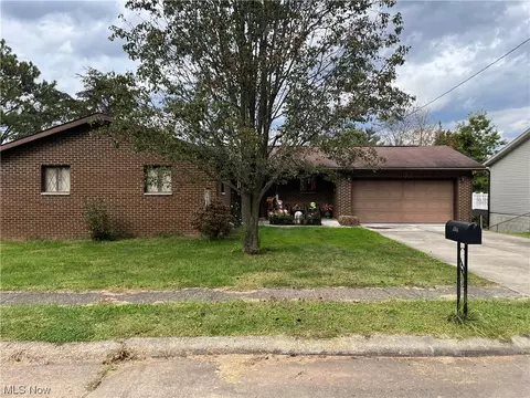 2355 26th Pl, Parkersburg, WV 26101