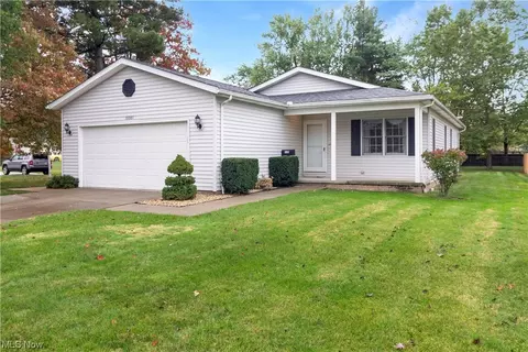 13301 Heatherwood Dr, Brook Park, OH 44142