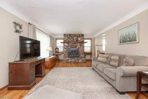7249 Greenleaf Ave, Parma, OH 44130 photo 2