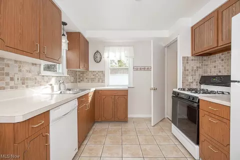 7249 Greenleaf Ave, Parma, OH 44130 photo 5