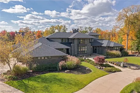 695 Club Dr, Aurora, OH 44202