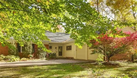 37 Sugar Bush Ln, Chagrin Falls, OH 44022