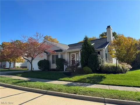 122 Chimney Rdg #49, Chardon, OH 44024