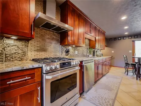 7730 Cecelia Dr, Parma, OH 44134 photo 5