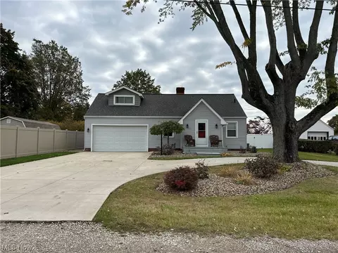 6448 El Mar Dr NW, North Canton, OH 44720